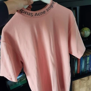  - Jättefin t-shirt från Acne Studios. Använd ca 3 gånger. Herrmodell, passar xs-m beroende på hur man vill att den sitter. 