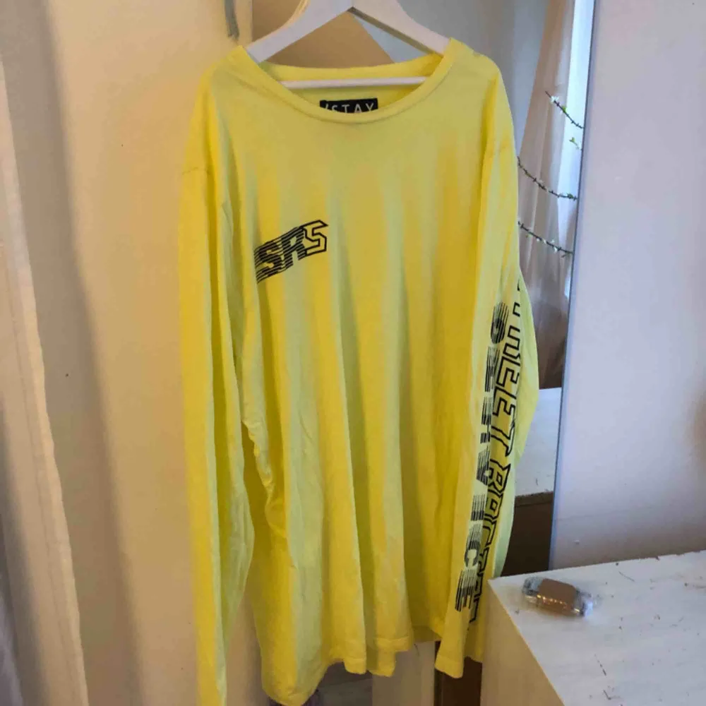 Säljer denna gula tröjan ifrån carlings, strlk M, hör av er för intresse)💓🦋💞. Toppar.