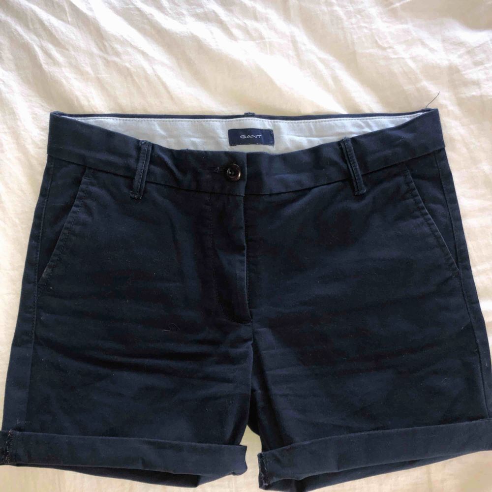 Gant chino-shorts, marinblå/mörkblå, använda ca 3 gånger, postar gjärna men köparen står för frakt . Shorts.