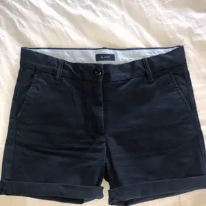 Gant chino-shorts, marinblå/mörkblå, använda ca 3 gånger, postar gjärna men köparen står för frakt 