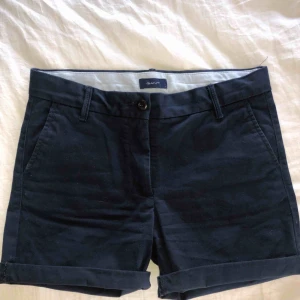  - Gant chino-shorts, marinblå/mörkblå, använda ca 3 gånger, postar gjärna men köparen står för frakt 