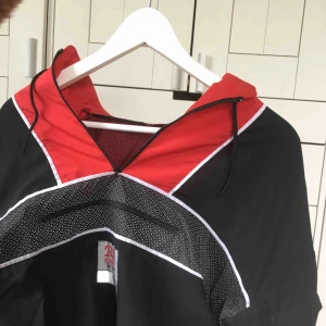  - En ball springtröja/jacka som kan användas som en vanlig tröja. Inte använd många ggr när det inte är min stil helt. Det finns dragkedja vid ärmarna vilket betyder att man kan göra tröjan/jackan kortärmad.