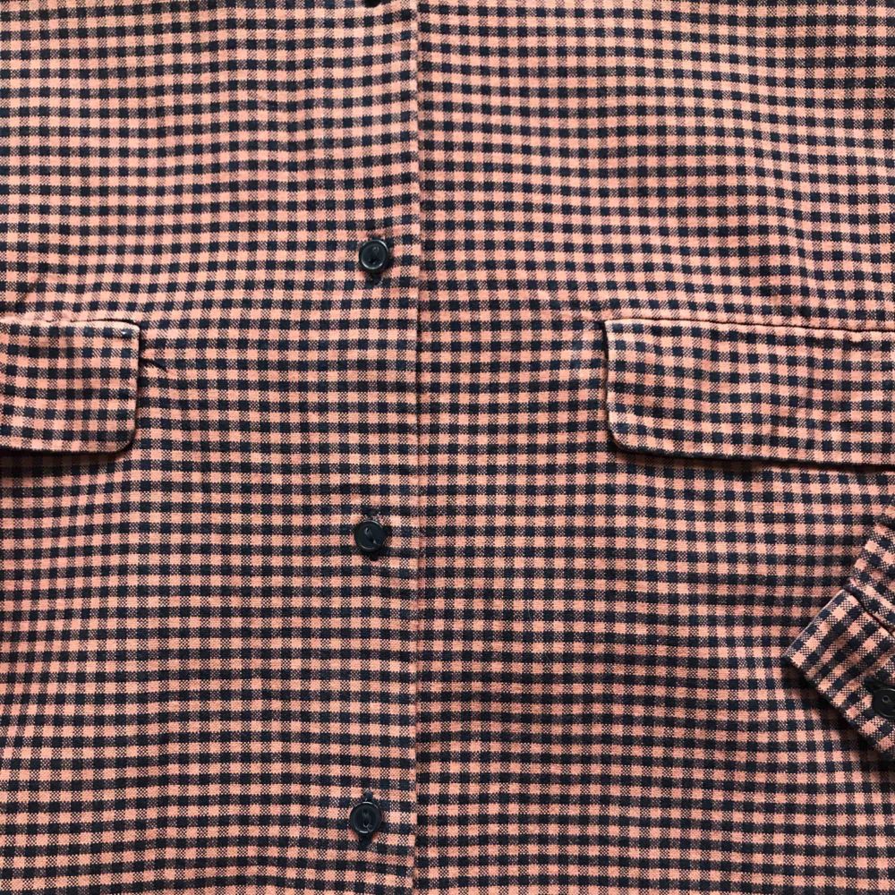 💌Frakt ingår! 💌 Riktigt fin smårutig skjorta från COS med fickor framtill • skjortan är lite utsvängd vilket ger en härlig siluett • storlek 36 men bör även passa 38/40 • 100% bomull, i perfekt skick!. Skjortor.