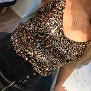  - Såå snygg fest topp med paljetter. Aldrig använd med prislapp kvar! Nypris 399kr. Fraktkostnad tillkommer! 
