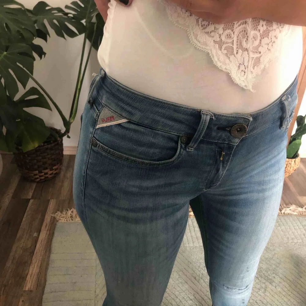 Replay Luz tighta stretch-jeans 🌞 suupermjukt och stretchigt material. Hål på knäna. 50 kr frakt men kan tänka mig att gå ner vid snabb affär!. Jeans & Byxor.