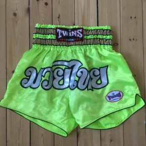  - Thaishorts i hög kvalite från Twins, med stretchmidja. Mycket litet använda och i toppskick. Storleken är XL (34 cm när liggande platt)