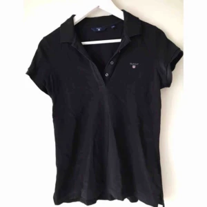  - Favorit pike. Legat nerpackad där av skrynklig. Annars fint skick. 