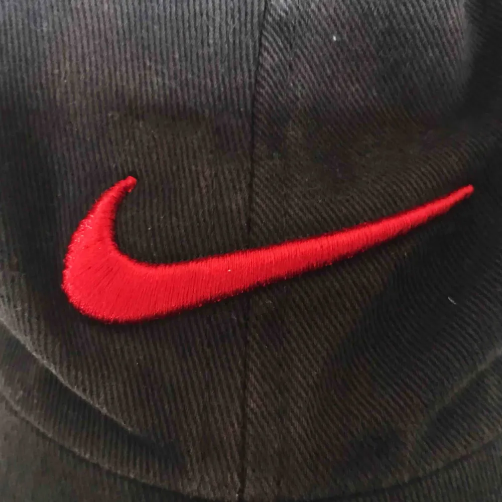 Cool Nikekeps köpt på secondhand. Lite ragged-stil. Frakt tillkommer 🌹. Accessoarer.