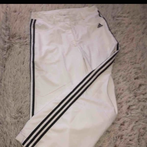  - Ett par utsvängda adidas byxor köpt här på plick, för små för mig
