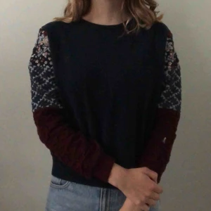  - Jättefin tröja med detaljer på ärmarna! Använd kanske tio gånger.