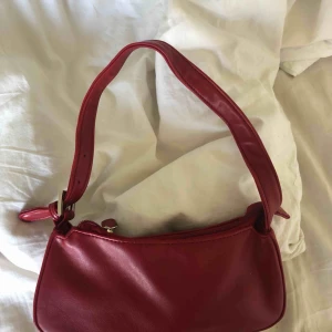  - Cool röd vintage-väska🥰