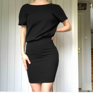  - Oanvänd festklänning, på sista bilden ser man hur tyget ser ut är typ små glittertrådar i, dock inte superglittrig. frakt tillkommer (18kr) 