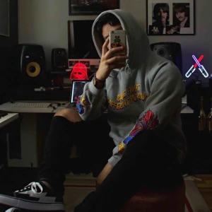  - Schysst fynd som jag hittade utomlands! Insömmade mönstren på ärmarna. Passar den som har S (men då blir den lite oversized). Regular fit