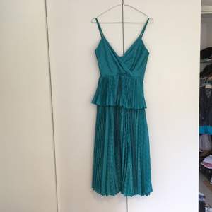 En underbar Vintage-klänning från Frank Usher London. Färg: waterfall-turkos, lite grönare än bilderna. Kvalitet: fint och slitstarkt sidentyg. Skick: toppskick, endast använd ett fåtal gånger. 
