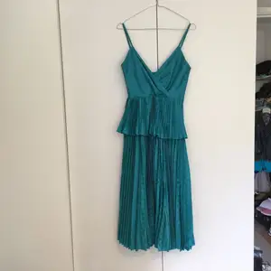 En underbar Vintage-klänning från Frank Usher London. Färg: waterfall-turkos, lite grönare än bilderna. Kvalitet: fint och slitstarkt sidentyg. Skick: toppskick, endast använd ett fåtal gånger. 