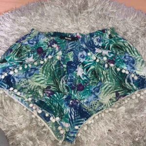  - Snygga shorts köpta på BikBok. Knytband i midjan, som går att reglera. Skönt tunt material. Som nya. Färg: grön, blå, vit mönstrade. Frakt: 30kr