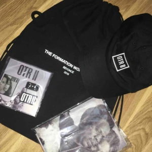  - OTR II merch och The Formation World Tour merchväska, skriv för mer info! Med frakt blir priset 206kr!!✨