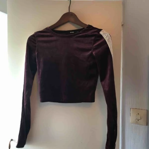 Croppad  - En jättefin cropped långärmad tshirt i färgen burgundy! Använd en gång därav säljer jag den och hoppas den kommer mer till användning! Köparen står för frakten och tar emot swisch!💙