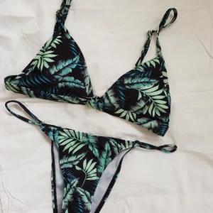  - Fin bikini från zaful ursprungligen, jag köpte den dock via en annan här från plick. Bara överdelen som är använd, en gång. Köparen står för frakt