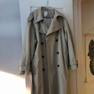  - Trenchcoat från HM. Nyskick. 
