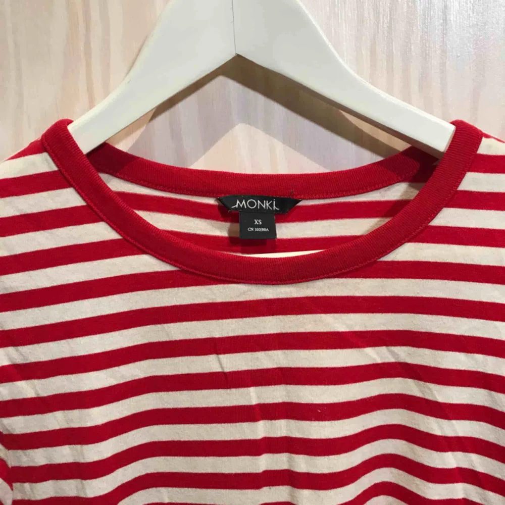 Rödrandig tröja från Monki 😊 Möts gärna upp i Stockholm men postar självklart också om nödvändigt, köpare står då för frakt 😊 Kika gärna på mina andra grejer, har haft en stor garderobsrensning så finns mycket att fynda 😁. Tröjor & Koftor.