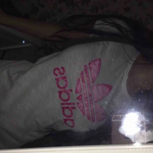  - Äkta adidas T-shirt stl XL mer som Xs/S jätteliten i storlek, själv är en XS använd några gånger fint skick 