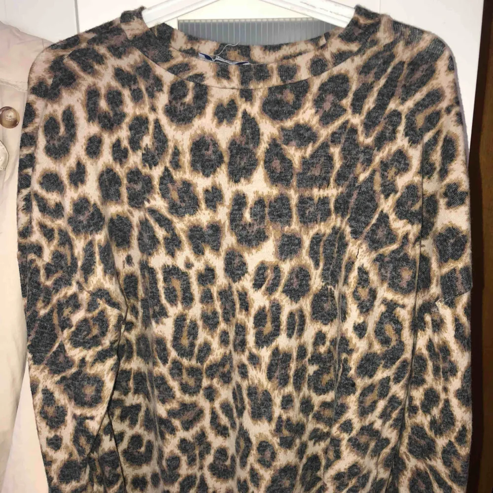 Skön leopard tröja ifrån Zara. Använd en gång.. Toppar.