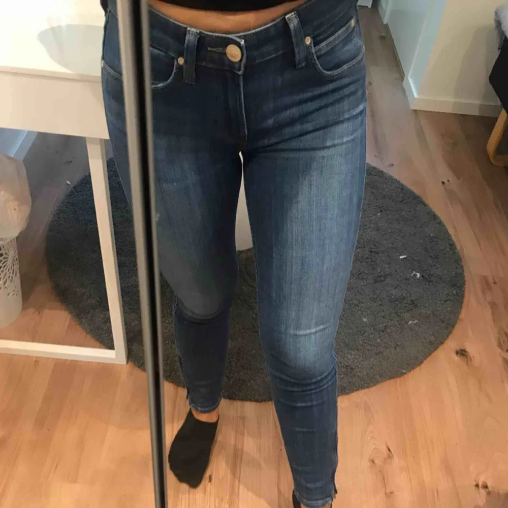Säljer nu ett par blåa jeans från lee med en dragkedja längst ner på byxorna. Storleken är W26L33, men skulle mer säga W25 och de är lagom långa för mig som är 1.60! De är i fint skick, köpare står för fraktkostnad! . Jeans & Byxor.
