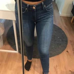  - Säljer nu ett par blåa jeans från lee med en dragkedja längst ner på byxorna. Storleken är W26L33, men skulle mer säga W25 och de är lagom långa för mig som är 1.60! De är i fint skick, köpare står för fraktkostnad! 