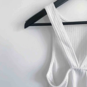  - Croppat linne med snygg rygg och hög i halsen. Aldrig använd