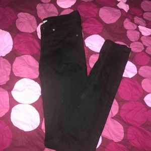  - Lågmidjade jeans från Gina tricot Säljer eftersom jag inte kan ha lågmidjade Endast använda ca 5 gånger (bilden så ser dom smutsiga ut men det är dom inte)