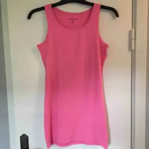 Långt rosa linne i storlek 170. Använt fåtal gånger. Köparen betalar frakten