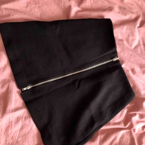  - Minikjol från Monki med dragkedja. Jättefin och hög i midjan