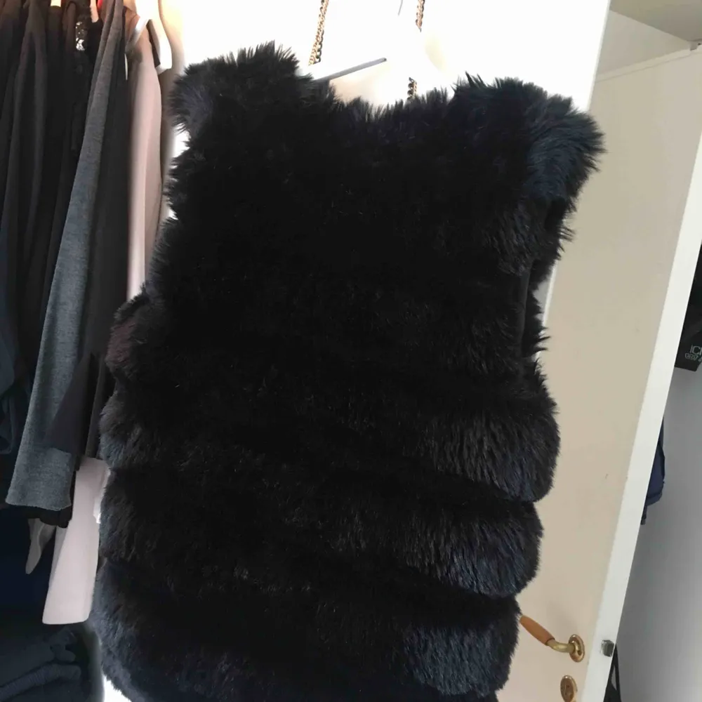 Superfin faux fur pälsväst, knappt använd! Storlek M/L men är liten i storlek så passar S och M bra. Jackor.