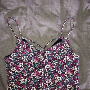  - Gullig och Sommrig Croptopp med blommigt mönster. Köpt på Hollister💗  