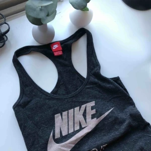  - Såå skönt träningslinne från nike. Sparsamt använd och i bra skick!  Möts upp i Örebro annars står köparen för frakt.☀️☀️ 