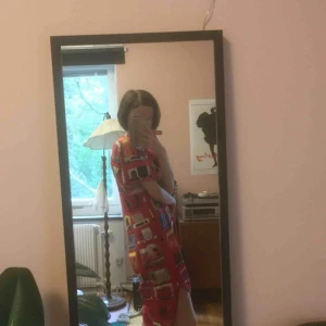  - Jättehärlig retro t-shirt-klänning. Kunde inte låta bli att köpa men har dessvärre aldrig kommit till användning. 😎🎸