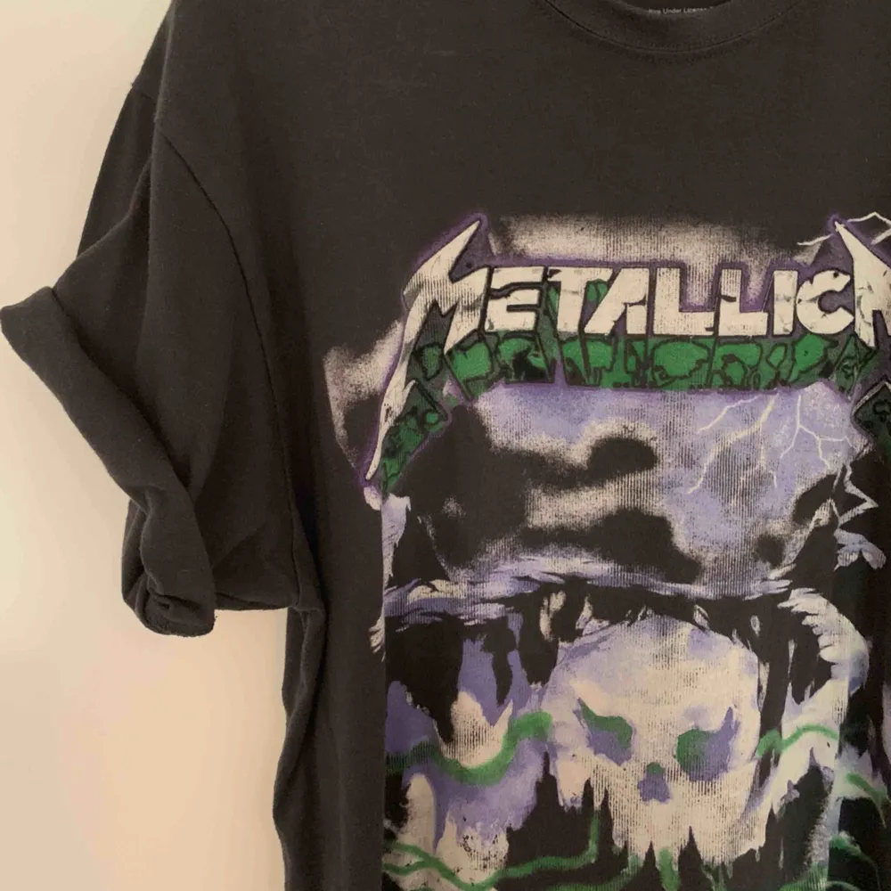 Älskad Metallica-tröja från Carlings köpt för 400kr! Den är grå och lite sliten i trycket från början - alltså inte urtvättad!  En riktig favorit som sällan kommit till användning söker nytt hem 🥰 pruta på. T-shirts.