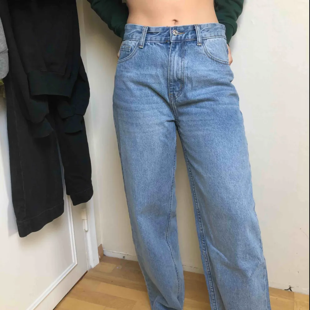 Säljer aldrig använda NastyGal jeans, är en S 36/38 ish, skulle gissa att de funkar bäst på en M 38. Mom jeans model ish. Jeans & Byxor.