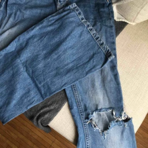  - Bootcuts som är för små för mig</3 från bikbok med hål i ena knäet! 