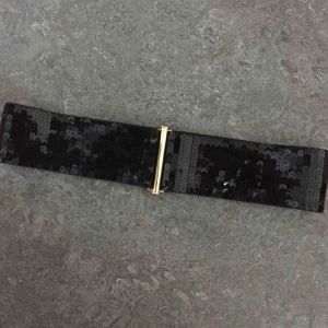  - Bälte med svarta glittrar. Stretchigt