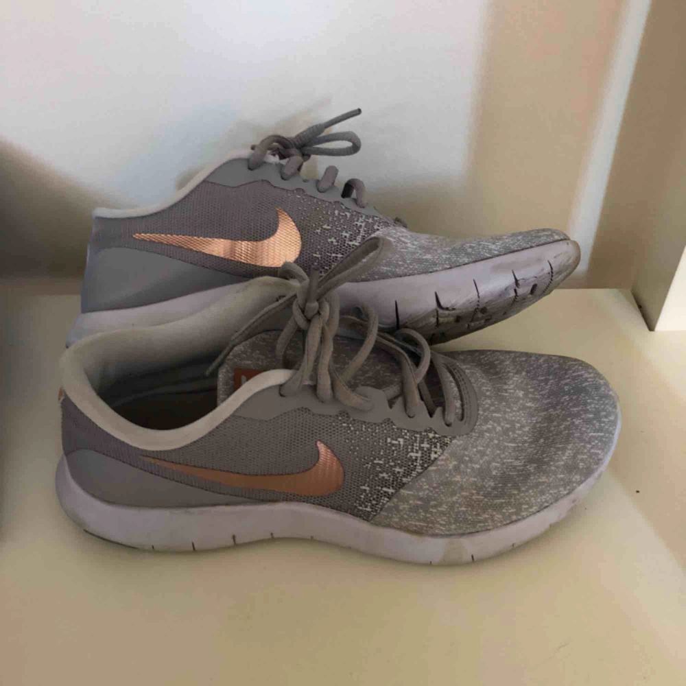 Fin sko som är väldigt lite använd. Lite smutsiga men går att tvätta bort. Nike flex contact. Finns i malmö, köparen står för frakten. Pruta om det känns för dyrt:). Skor.