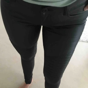  - Läderbyxor från Only. Aldrig använda, bara provade. 