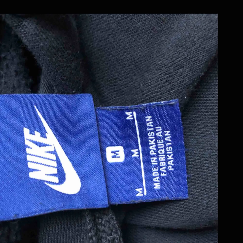 Säljer denna snygga Nike hoodie. Den är i väldigt fint skick. Säljer då den inte kommer till användning. Kan mötas upp annars står köparen för frakten(;. Hoodies.
