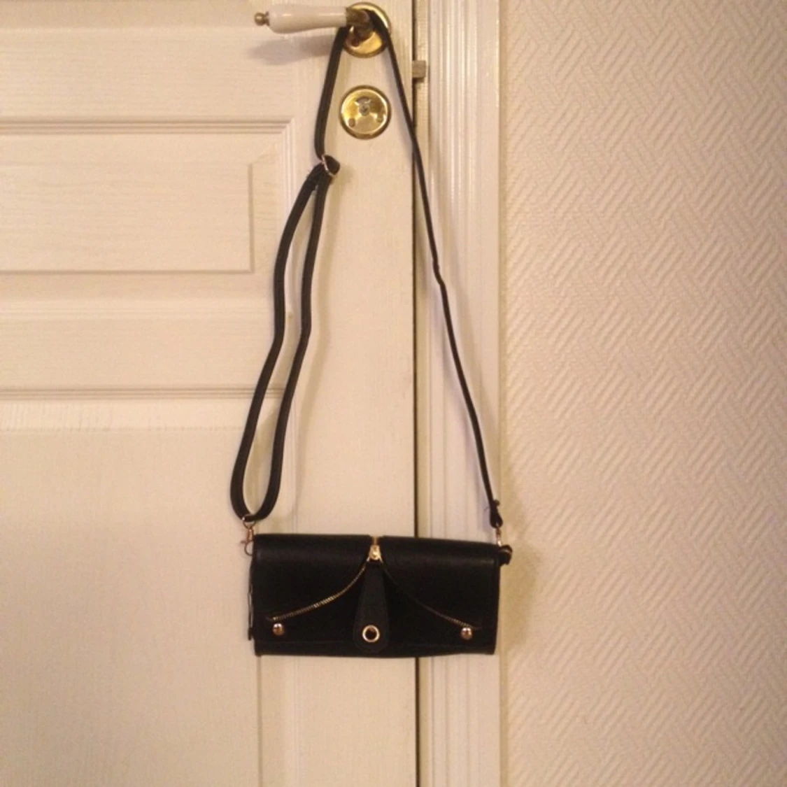 Svart Kuverväska/axelremsväska med guldiga detaljer, helt ny!  - 1406062499