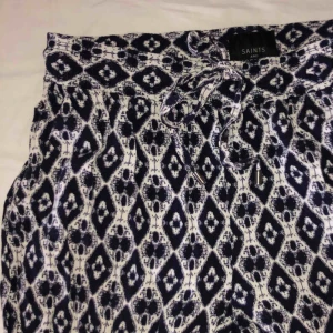  - Så fina sommarbyxor men som tyvärr är för små för mig. Kan va en aning korta i benen! Köparen står för frakt💘