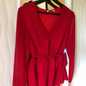  - Bjuder på frakt!! Använd ett fåtal gånger så den är i fint skick!! Materialet är som vilket blus material som helst :)