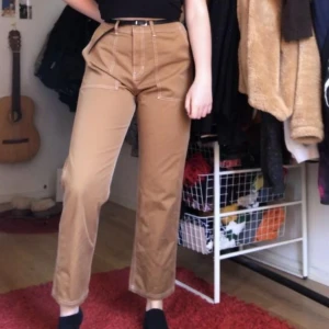  - Säljer dessa beiga byxor/cargopants från weekday. Endast testade, det är herrmodell i storlek 52 men de passar på mig som är 40/medium. 
