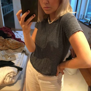  - Jätteskön t-shirt från brandy Melville strl one size (xs/s) skulle jag säga. 