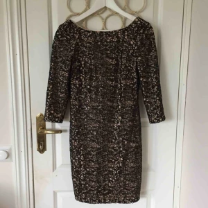  - Figursydd festklänning med paljetter från Aidan Mattox. Aldrig använd pga för stor.